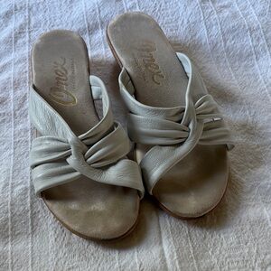Onex Women's Light Gray Knotted Leather Slide Mules